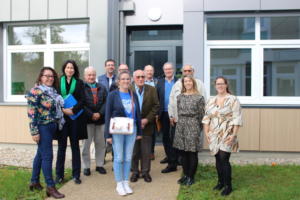 Photo des membres du conseil d'administration, prise devant les locaux rénovés rénovés du SEVA.